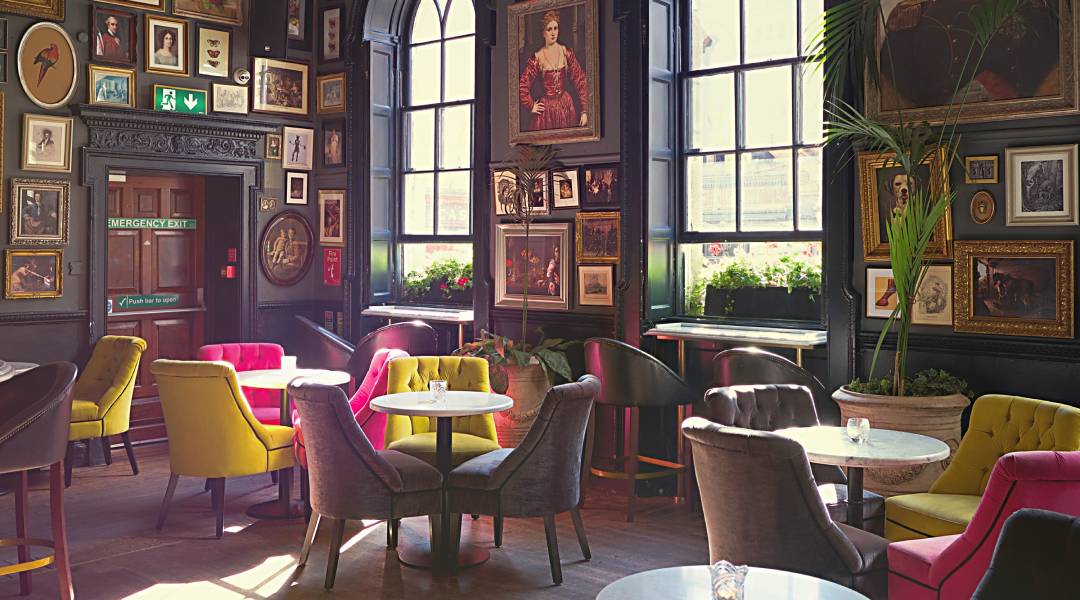 Ухаживаем за столами, стульями и креслами правильно